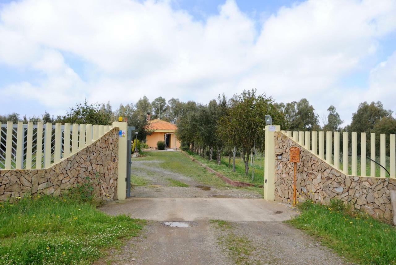 Tra Mare E Monti Apartment Santa Giusta Luaran gambar
