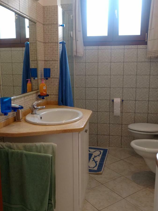 Tra Mare E Monti Apartment Santa Giusta Luaran gambar